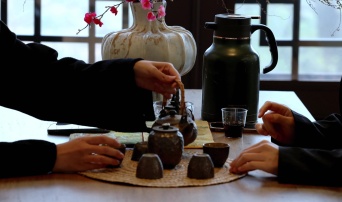 茶水飘香，养生新宠：一杯茶，养生又养颜
